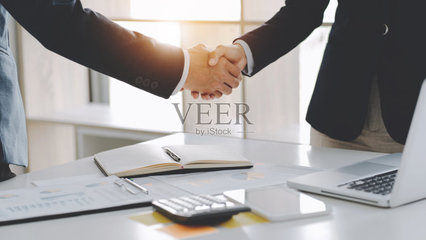 投資理念,投資者策劃財務(wù)數(shù)據(jù)業(yè)績報告。照片攝影